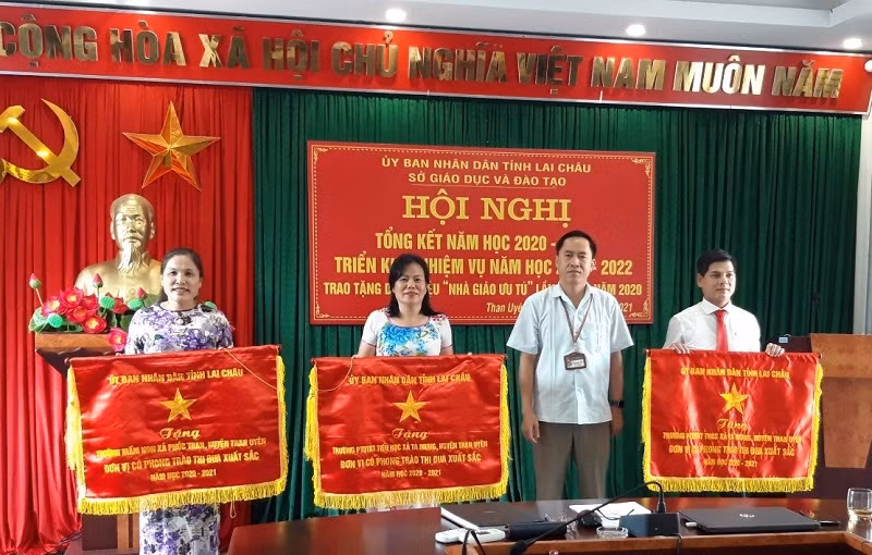 Cô Nguyễn Thị Ánh Nguyệt (bên trái) nhận Cờ thi đua do UBND tỉnh Lai Châu tặng.