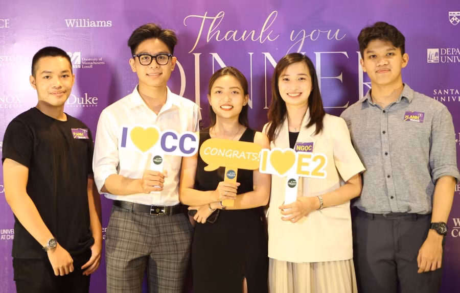 Phan Nhân Đức (thứ 2 từ trái sang) tích cực tham gia các câu lạc bộ tiếng Anh, hoạt động ngoại khóa. Ảnh: TG