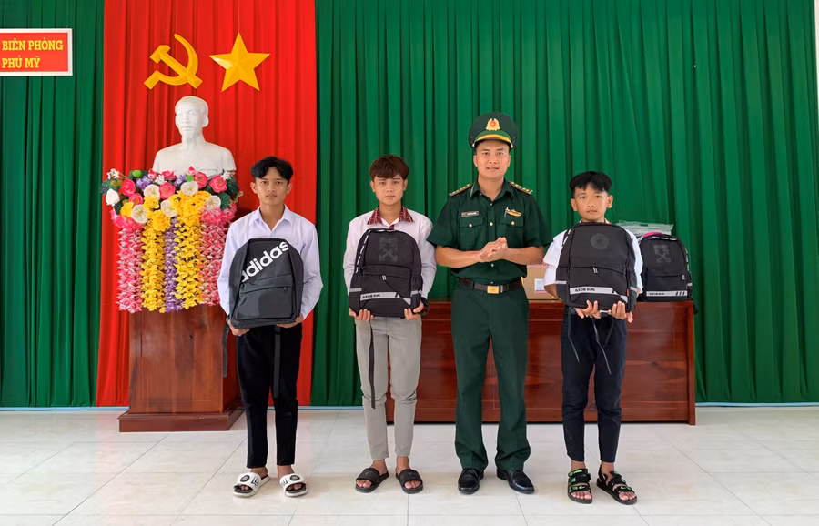Cán bộ Đồn Biên phòng Phú Mỹ tặng quà cho học sinh nghèo nhân dịp năm học mới.