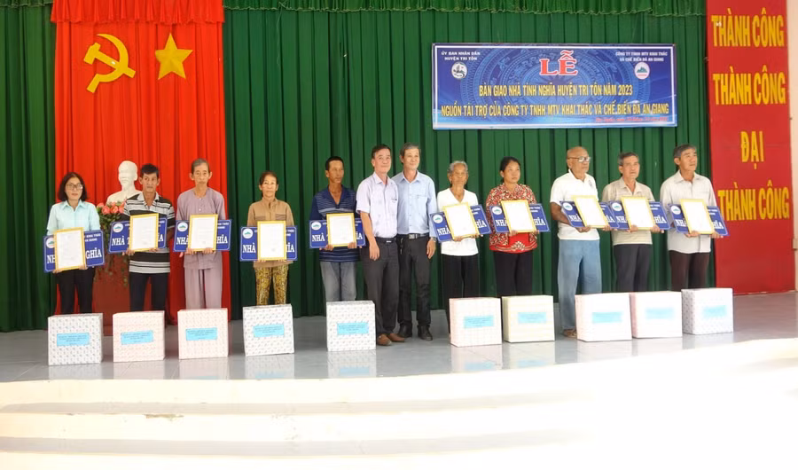 Ông Trần Minh Giang - Phó Chủ tịch UBND huyện Tri Tôn (An Giang) trao bảng tượng trưng nhà tình nghĩa và quà đến các gia đình chính sách. Ông Trần Minh Giang - Phó Chủ tịch UBND huyện Tri Tôn (An Giang) trao bảng tượng trưng nhà tình nghĩa và quà đến các gia đình chính sách.