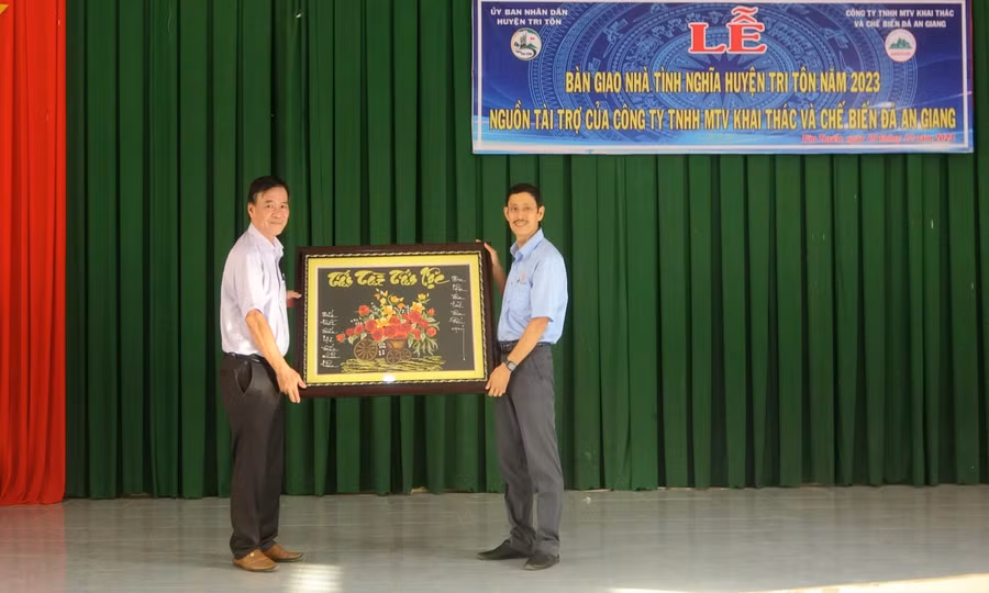 Phó Chủ tịch UBND huyện Tri Tôn Nguyễn Minh Giang tặng quà tri ân nhà tài trợ. Phó Chủ tịch UBND huyện Tri Tôn Nguyễn Minh Giang tặng quà tri ân nhà tài trợ.