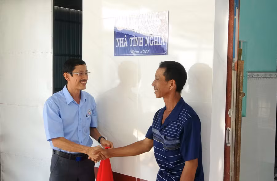 Đại diện Công ty TNHH MTV Khai thác và Chế biến đá An Giang bàn giao nhà cho các gia đình chính sách. Đại diện Công ty TNHH MTV Khai thác và Chế biến đá An Giang bàn giao nhà cho các gia đình chính sách.