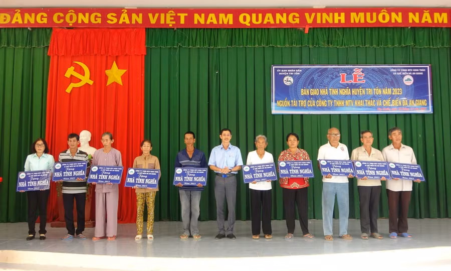 Trao tặng 10 căn nhà tình nghĩa cho gia đình chính sách huyện Tri Tôn, tỉnh An Giang.