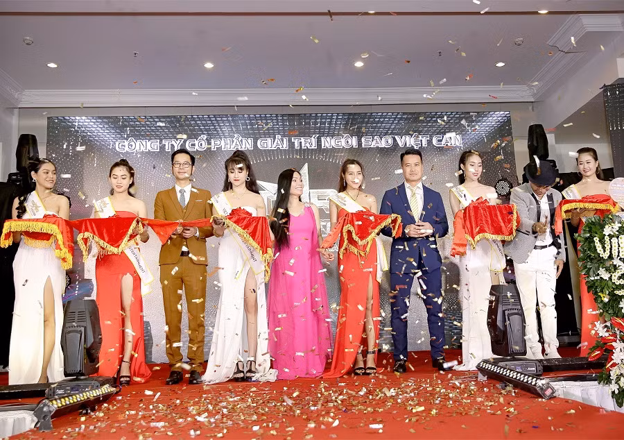 Nghi thức cắt băng khai trương Công ty tại đêm hội 