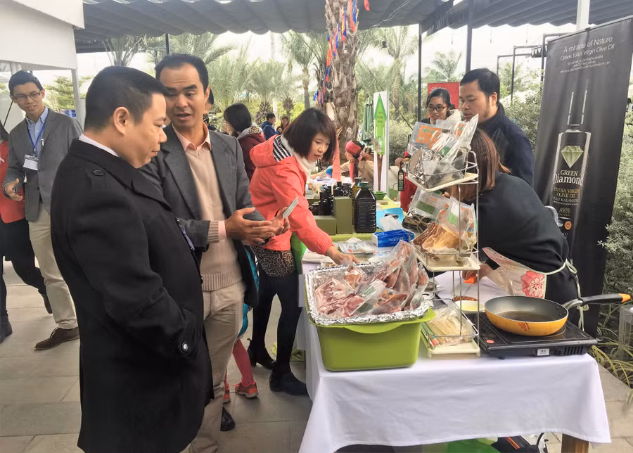 Gian hàng trưng bày sản phẩm, dịch vụ nổi bật của một số cựu sinh viên Australia