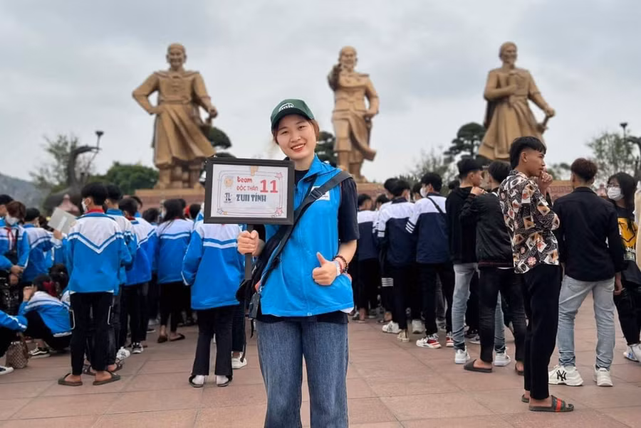 Mai Thị Kiều Loan, sinh viên khoa Du lịch, Trường ĐH Mở Hà Nội tham gia tour hướng dẫn khách du lịch trong nước. Ảnh: NVCC
