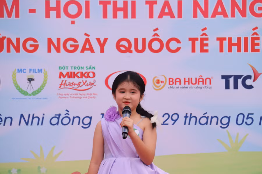 “Con thấy rất vui vì ở bệnh viện nhưng vẫn được vui chơi như ở nhà. Các bạn ở đây đều hát hay, kể chuyện truyền cảm. Hy vọng con và các bạn sẽ sớm khỏi bệnh để về nhà đi học”, Thùy Trâm chia sẻ. “Con thấy rất vui vì ở bệnh viện nhưng vẫn được vui chơi như ở nhà. Các bạn ở đây đều hát hay, kể chuyện truyền cảm. Hy vọng con và các bạn sẽ sớm khỏi bệnh để về nhà đi học”, Thùy Trâm chia sẻ.