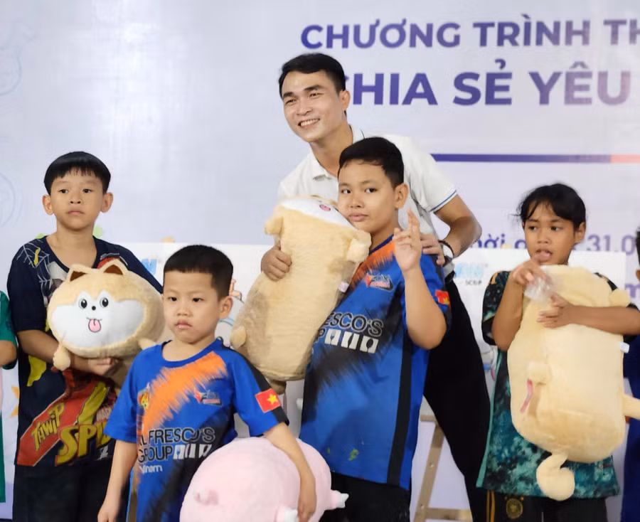 Ngày 31/5, tại Làng trẻ em SOS TPHCM, 190 em đã được tham gia sinh hoạt, chơi trò chơi và nhận quà do Công ty Cổ phần Sản xuất Nhựa Duy Tân tổ chức với chủ đề “Chia sẻ yêu thương”.