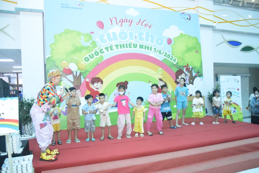 Nhân dịp này, Câu lạc bộ Nét chữ Xinh đã tổ chức chương trình dành cho các bệnh nhi điều trị Nội trú và Ngoại trú tại bệnh viện và các bệnh nhi tại khoa Huyết học Lâm sàng và khoa Thận của Bệnh viện Nhi đồng Thành phố. Nhân dịp này, Câu lạc bộ Nét chữ Xinh đã tổ chức chương trình dành cho các bệnh nhi điều trị Nội trú và Ngoại trú tại bệnh viện và các bệnh nhi tại khoa Huyết học Lâm sàng và khoa Thận của Bệnh viện Nhi đồng Thành phố.