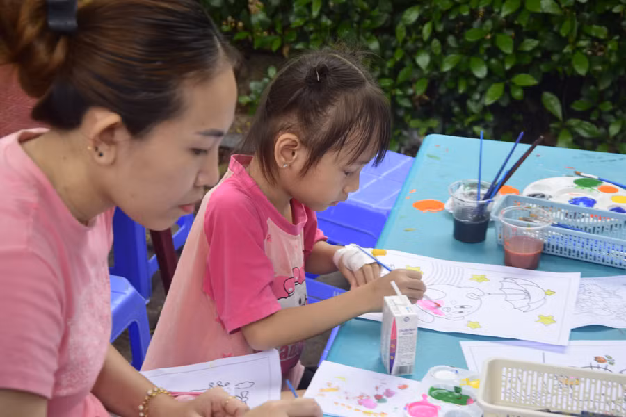 Theo BS Hồng, năm nay, để các bé có được ngày lễ thật vui, có được sân chơi thật bổ ích, vui tươi và ý nghĩa, đội ngũ nhân viên bệnh viện đã bắt đầu chuẩn bị từ 2 tháng trước. Theo đó, bệnh viện đã phối hợp tổ chức các chương trình văn nghệ, xiếc, ảo thuật, gian hàng 0 đồng (sữa, gấu bông, bánh, chụp hình lấy liền...), gian trò chơi, cắt tóc 0 đồng... cho các bé tham gia nhận quà và giải trí. Theo BS Hồng, năm nay, để các bé có được ngày lễ thật vui, có được sân chơi thật bổ ích, vui tươi và ý nghĩa, đội ngũ nhân viên bệnh viện đã bắt đầu chuẩn bị từ 2 tháng trước. Theo đó, bệnh viện đã phối hợp tổ chức các chương trình văn nghệ, xiếc, ảo thuật, gian hàng 0 đồng (sữa, gấu bông, bánh, chụp hình lấy liền...), gian trò chơi, cắt tóc 0 đồng... cho các bé tham gia nhận quà và giải trí.
