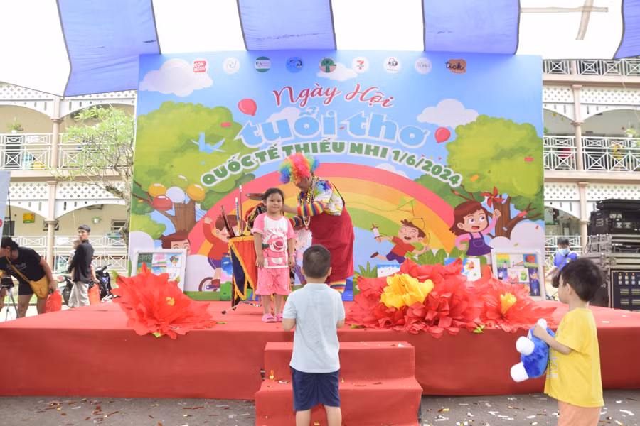 Tại chương trình Ngày hội Tuổi thơ năm nay, Bệnh viện Nhi Đồng 2 đã mang đến 8 gian hàng 0 đồng với nhiều hoạt động như cắt tóc, chụp ảnh lưu niệm, các trò chơi sáng tạo, tổ chức sinh nhật cho các bé có ngày sinh trong tháng 6,... đồng thời đơn vị cũng trao tặng gần 3500 phần quà cho các bệnh nhi Nội trú và Ngoại trú. Tại chương trình Ngày hội Tuổi thơ năm nay, Bệnh viện Nhi Đồng 2 đã mang đến 8 gian hàng 0 đồng với nhiều hoạt động như cắt tóc, chụp ảnh lưu niệm, các trò chơi sáng tạo, tổ chức sinh nhật cho các bé có ngày sinh trong tháng 6,... đồng thời đơn vị cũng trao tặng gần 3500 phần quà cho các bệnh nhi Nội trú và Ngoại trú.