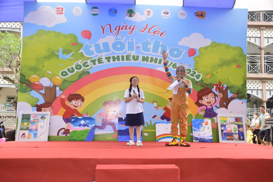 Theo bà Mai, ngoài các hoạt động MC hoạt náo, chú hề tạo hình bong bóng, ảo thuật, văn nghệ do các ca sĩ nhí, diễn viên, nghệ sĩ biểu diễn, đợt này câu lạc hỗ trợ kinh phí cho 10 – 20 bệnh nhi có hoàn cảnh đặc biệt; trao tặng 5 bộ tóc giả làm bằng tóc thật cho các bệnh nhi ung thư tại khoa Huyết học Lâm sàng. Theo bà Mai, ngoài các hoạt động MC hoạt náo, chú hề tạo hình bong bóng, ảo thuật, văn nghệ do các ca sĩ nhí, diễn viên, nghệ sĩ biểu diễn, đợt này câu lạc hỗ trợ kinh phí cho 10 – 20 bệnh nhi có hoàn cảnh đặc biệt; trao tặng 5 bộ tóc giả làm bằng tóc thật cho các bệnh nhi ung thư tại khoa Huyết học Lâm sàng.