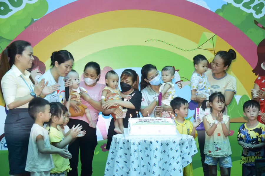 “Chúng tôi cũng tổ chức sinh nhật, tặng quà riêng cho các bé có sinh nhật tháng 5, tháng 5 của hai khoa Huyết học Lâm sàng và khoa Thận; đồng thời tất cả các em đang điều trị Nội trú và Ngoại trú tại bệnh viện đều sẽ dành được những món quà nhân ngày Quốc tế thiếu nhi 1/6”, bà Mai chia sẻ. “Chúng tôi cũng tổ chức sinh nhật, tặng quà riêng cho các bé có sinh nhật tháng 5, tháng 5 của hai khoa Huyết học Lâm sàng và khoa Thận; đồng thời tất cả các em đang điều trị Nội trú và Ngoại trú tại bệnh viện đều sẽ dành được những món quà nhân ngày Quốc tế thiếu nhi 1/6”, bà Mai chia sẻ.