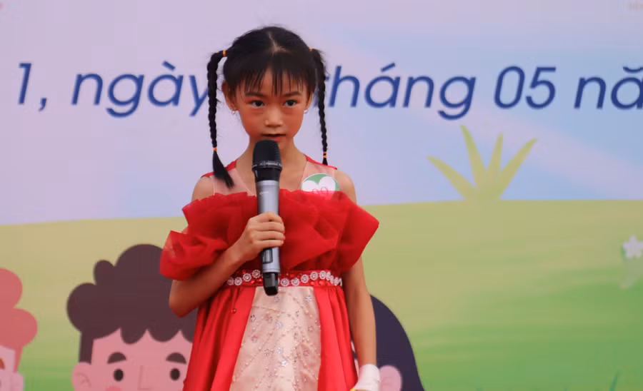 PGS.TS.BS Nguyễn Thanh Hùng – Giám đốc Bệnh viện Nhi đồng 1 cho biết, làm theo lời dạy của Bác Hồ, với mong muốn đem đến cho tất cả các cháu bệnh nhi đang điều trị tại bệnh viện có thể hòa chung không khí vui tươi, phấn khởi của tết thiếu nhi trong cả nước, bệnh viện đã phối hợp cùng với các nhà hảo tâm tổ chức ngày hội với những sân chơi bổ ích, an toàn, lành mạnh. PGS.TS.BS Nguyễn Thanh Hùng – Giám đốc Bệnh viện Nhi đồng 1 cho biết, làm theo lời dạy của Bác Hồ, với mong muốn đem đến cho tất cả các cháu bệnh nhi đang điều trị tại bệnh viện có thể hòa chung không khí vui tươi, phấn khởi của tết thiếu nhi trong cả nước, bệnh viện đã phối hợp cùng với các nhà hảo tâm tổ chức ngày hội với những sân chơi bổ ích, an toàn, lành mạnh.