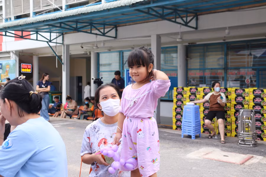 “Dịp này, bệnh viện tổ chức chương trình vui Tết thiếu nhi cho các bé thi tài giúp cho các con vui vẻ hơn, xóa tan đi phần nào nỗi đau bệnh tật. Đây cũng là cơ hội cho các bé đam mê nghệ thuật được thể hiện tài năng”, chị Nhi nói. “Dịp này, bệnh viện tổ chức chương trình vui Tết thiếu nhi cho các bé thi tài giúp cho các con vui vẻ hơn, xóa tan đi phần nào nỗi đau bệnh tật. Đây cũng là cơ hội cho các bé đam mê nghệ thuật được thể hiện tài năng”, chị Nhi nói.