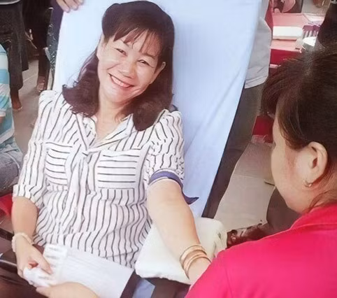Cô Vân xem việc hiến máu tình nguyện là cơ hội cho mình giúp đỡ người khác. Ảnh: Báo Thanh niên