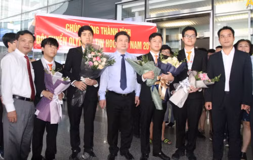 Thứ trưởng Bộ GD&ĐT Nguyễn Hữu Độ đón đoàn thí sinh tham dự kỳ thi Olympic Tin học quốc tế trở về từ Nhật Bản