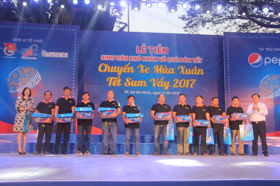 Ban tổ chức chương trình và nhà trài trợ tri ân các bác tài xế-những người đồng hành trong chuyến xe mùa xuân