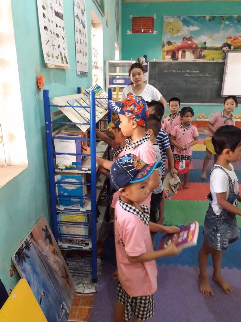 HS Trường MN Tân Hòa thăm thư viện Trường Tiểu học Tân Hòa (Phú Bình – Thái Nguyên). Ảnh: NTCC