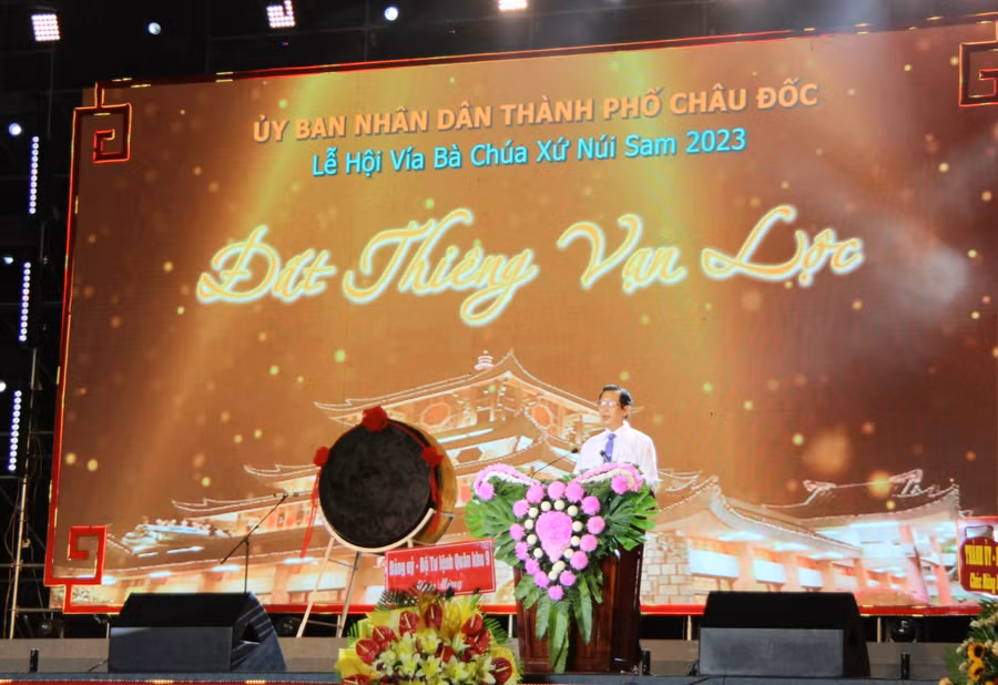 Ông Lê Văn Phước - Phó Chủ tịch UBND tỉnh An Giang phát biểu khai mạc lễ hội. Ông Lê Văn Phước - Phó Chủ tịch UBND tỉnh An Giang phát biểu khai mạc lễ hội.