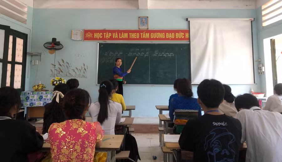 Giảng dạy tiếng Thái tại Trường THPT Quan Sơn (Thanh Hóa).