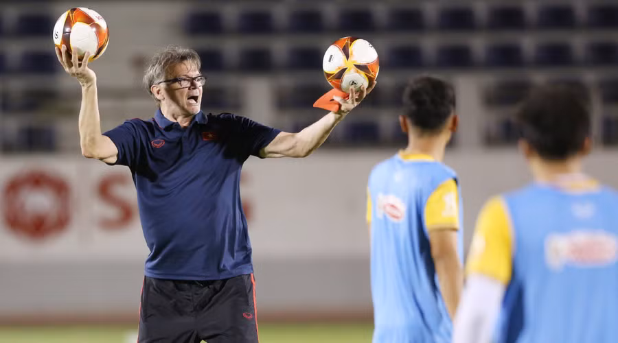 Huấn luyện viên Troussier đối mặt với nhiều vấn đề sau SEA Games 32. Ảnh: INT.