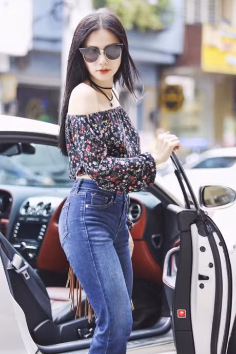 Nhung lan dien streetstyle khoe eo thon hut mat nguoi nhin cua ca si Thu Thuy! - Anh 6