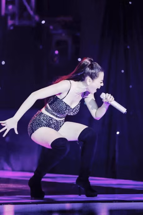 Nhung lan dien streetstyle khoe eo thon hut mat nguoi nhin cua ca si Thu Thuy! - Anh 1