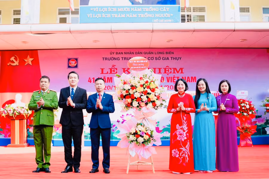 Đại diện UBND phường Gia Thụy tặng hoa chúc mừng nhà trường.