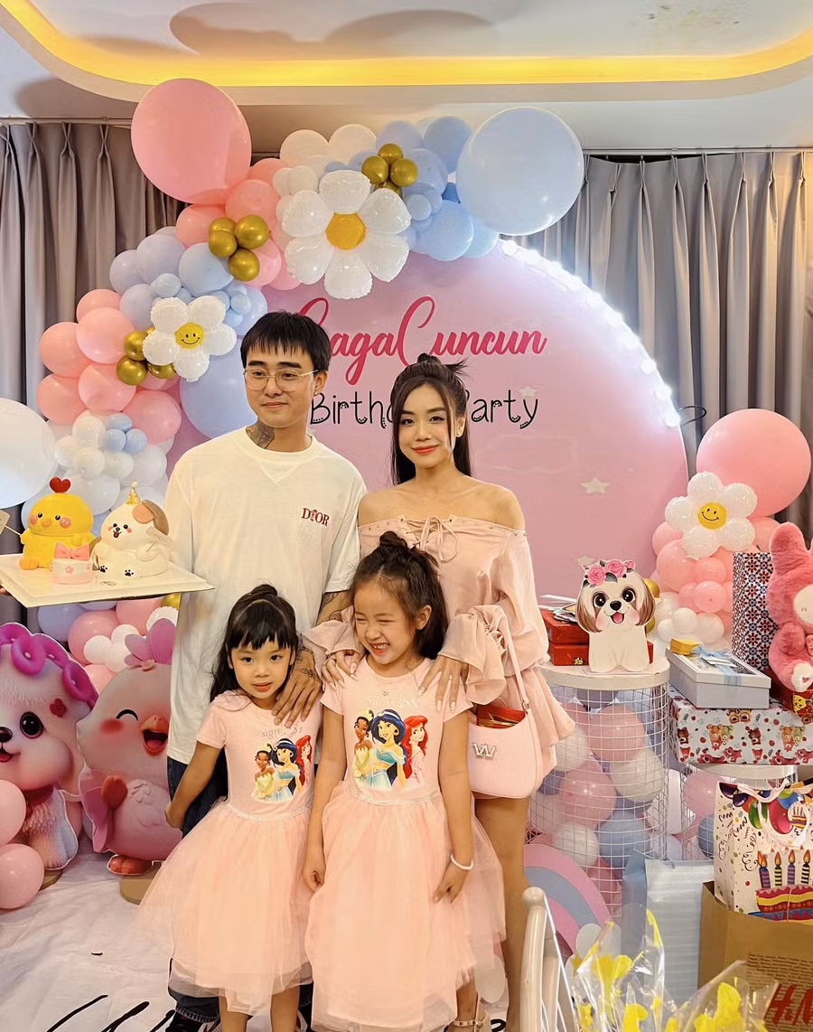 Đạt G thân thiết cùng vợ cũ của Hoài Lâm và 2 con gái. Đạt G thân thiết cùng vợ cũ của Hoài Lâm và 2 con gái.