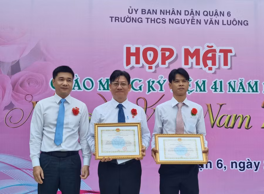 Thay mặt BHXH TP HCM, Phó Giám đốc Trần Dũng Hà đã trao tặng Giấy khen tới tập thể Trường THCS Nguyễn Văn Luông, thầy giáo Đinh Phú Cường - Hiệu trưởng của nhà trường. Thay mặt BHXH TP HCM, Phó Giám đốc Trần Dũng Hà đã trao tặng Giấy khen tới tập thể Trường THCS Nguyễn Văn Luông, thầy giáo Đinh Phú Cường - Hiệu trưởng của nhà trường.