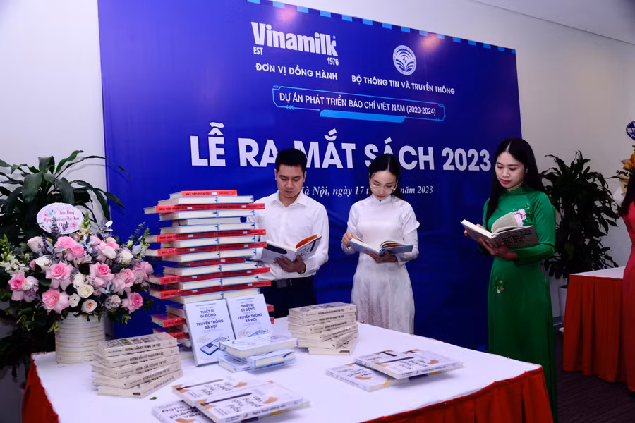 Hai cuốn sách là tài liệu nghề nghiệp hữu ích cho những người tham gia vào hoạt động báo chí.