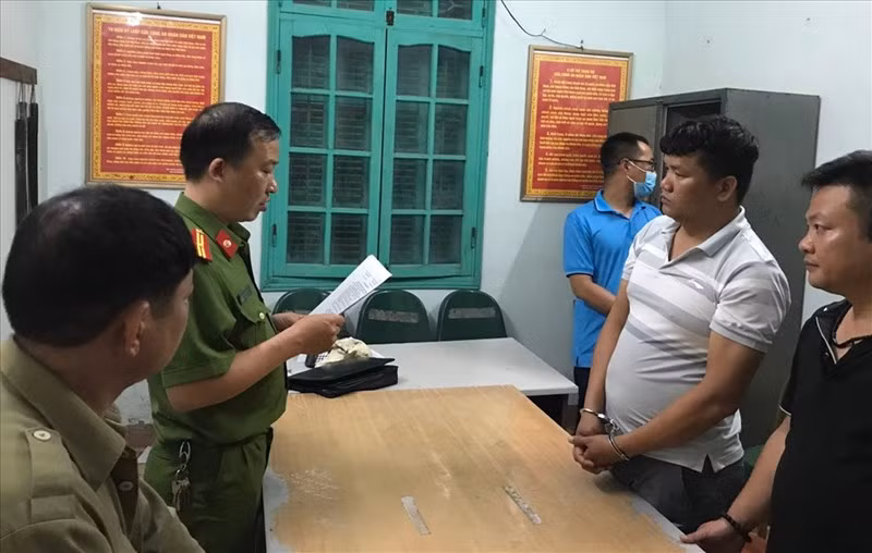 Cơ quan CSĐT - Công an tỉnh Thái Bình đọc lệnh bắt giữ Cường “quắt“. Ảnh: CACC Cơ quan CSĐT - Công an tỉnh Thái Bình đọc lệnh bắt giữ Cường “quắt“. Ảnh: CACC