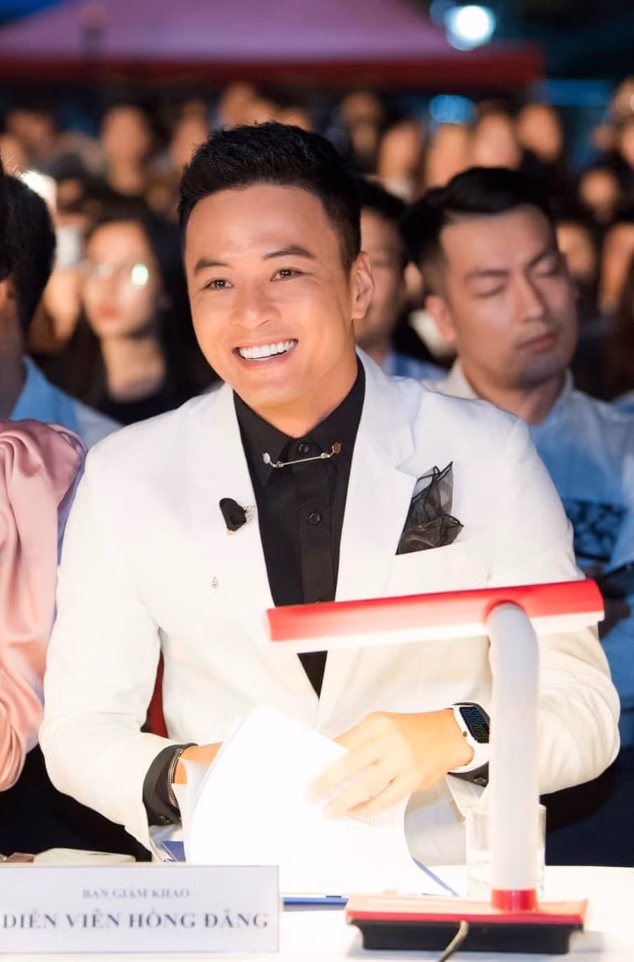 Hồng Đăng tạm ngừng hoạt động nghệ thuật sau ồn ào đời tư ở trời Tây. Hồng Đăng tạm ngừng hoạt động nghệ thuật sau ồn ào đời tư ở trời Tây.