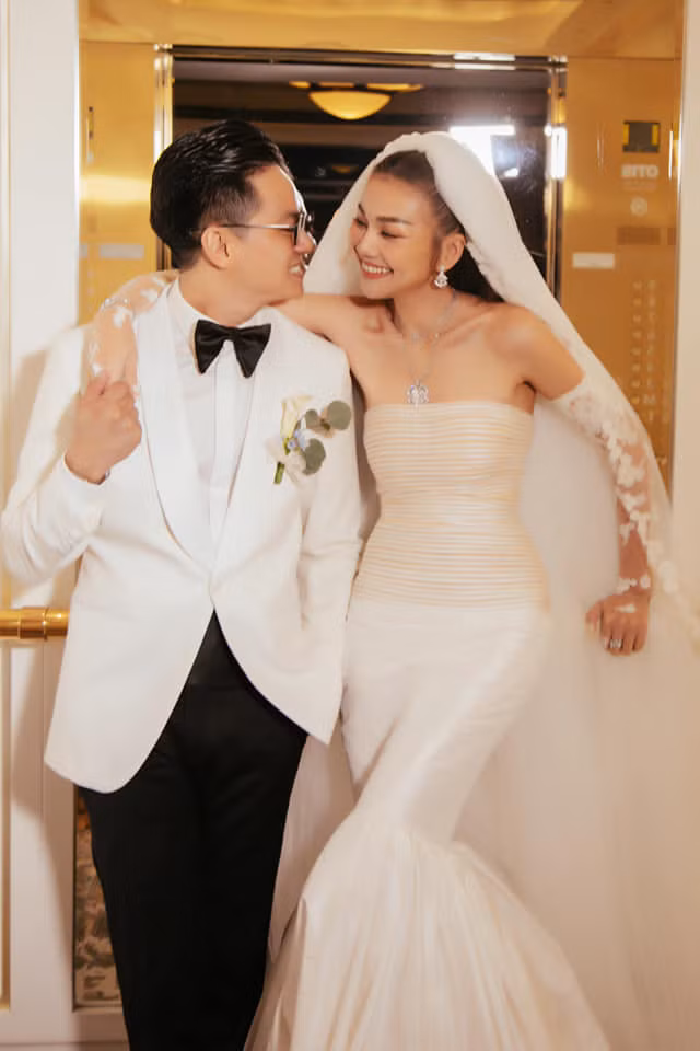 Thanh Hằng và ông xã nhạc trưởng rạng rỡ trong ngày vui nhất cuộc đời.
