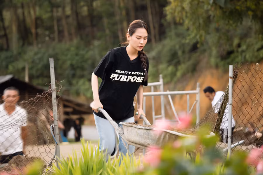 Bên cạnh công trình Nhà bếp ăn, Hoa hậu Mai Phương còn góp phần xây dựng vườn rau trước khuôn viên trường với tên gọi Yako Farm.