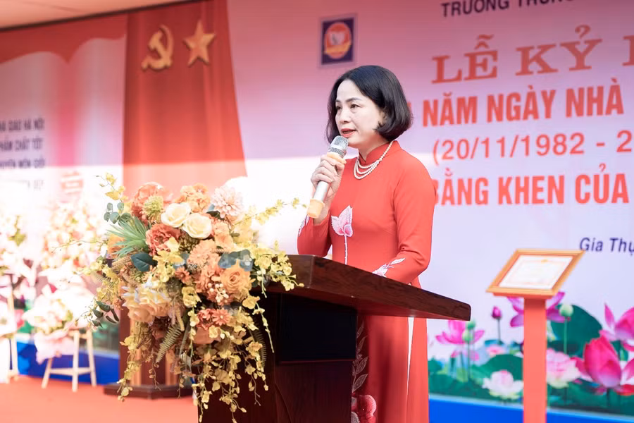 Bà Nguyễn Thị Mỹ Linh,Hiệu trưởng Trường THCS Gia Thuỵ phát biểu tại buổi lễ.