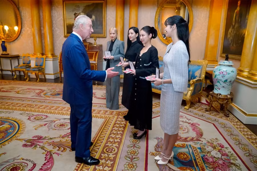 BLACKPINK vinh dự nhận huân chương danh dự do Vua nước Anh trao tặng. BLACKPINK vinh dự nhận huân chương danh dự do Vua nước Anh trao tặng.