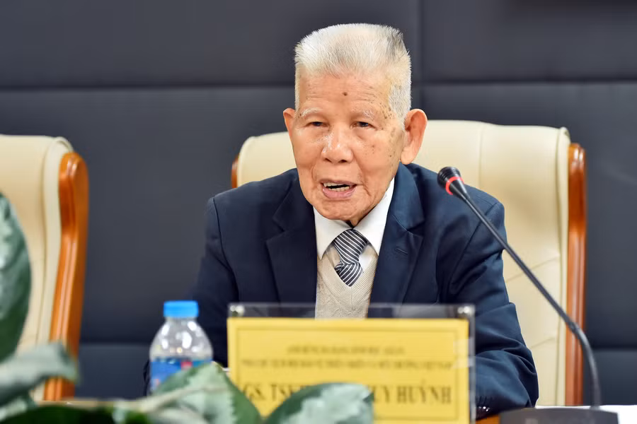 GS. TSKH Đặng Huy Huỳnh phát biểu. Ảnh: Trần Hiệp.