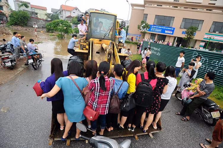 nhung hinh anh bi hai sau tran mua lon ngap ha noi hinh 3