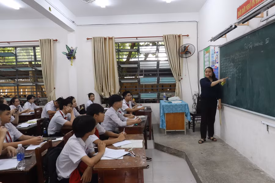 Thời khóa biểu ôn tập khối lớp 9 của các trường THCS được chuyển đến phụ huynh để có sự phối hợp nhắc nhở, quản lý học sinh. Thời khóa biểu ôn tập khối lớp 9 của các trường THCS được chuyển đến phụ huynh để có sự phối hợp nhắc nhở, quản lý học sinh.