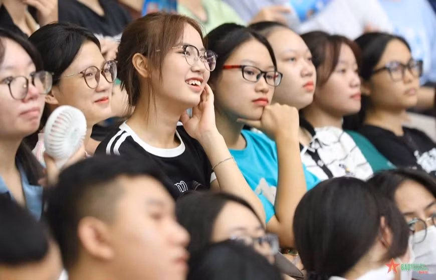 Những giáo viên tương lai dưới mái Trường ĐH Sư phạm Hà Nội. Ảnh: Thanh Tùng