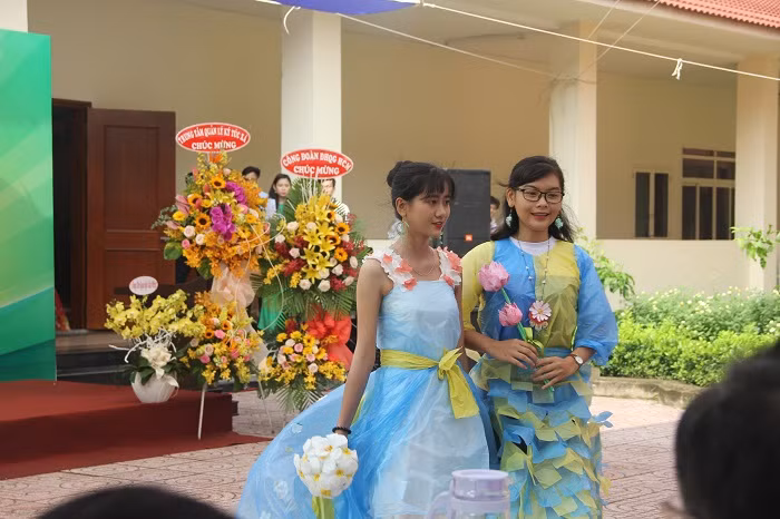 Sinh viên khoa Đô thị học trình diễn thời trang từ đồ tái chế