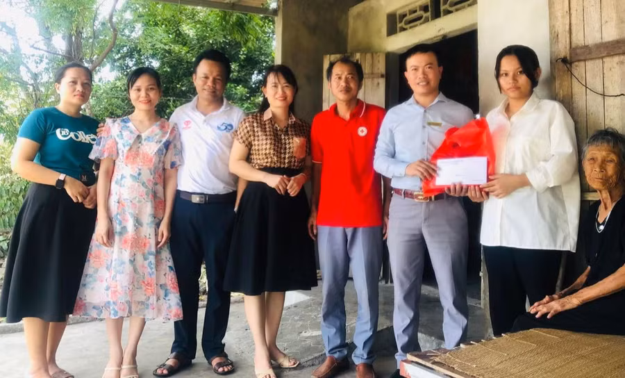 Câu lạc bộ Người mẹ thứ 2 Trường THPT Nguyễn Đình Liễn tặng quà cho các con nhân dịp năm học mới.