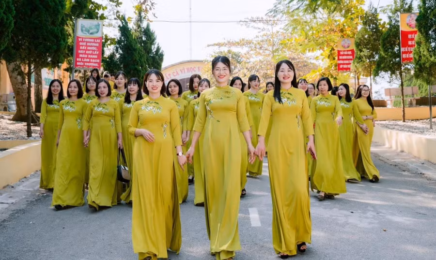 Cán bộ, giáo viên Trường Tiểu học Hạ Hòa (Hạ Hòa, Phú Thọ) trong Tuần lễ áo dài do Công đoàn nhà trường tổ chức.