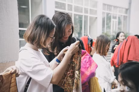 Nu sinh truong Luat xinh dep trong le hoi ASEAN - Anh 8