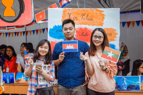 Nu sinh truong Luat xinh dep trong le hoi ASEAN - Anh 6