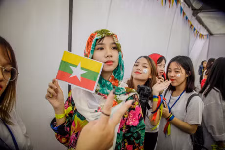 Nu sinh truong Luat xinh dep trong le hoi ASEAN - Anh 7