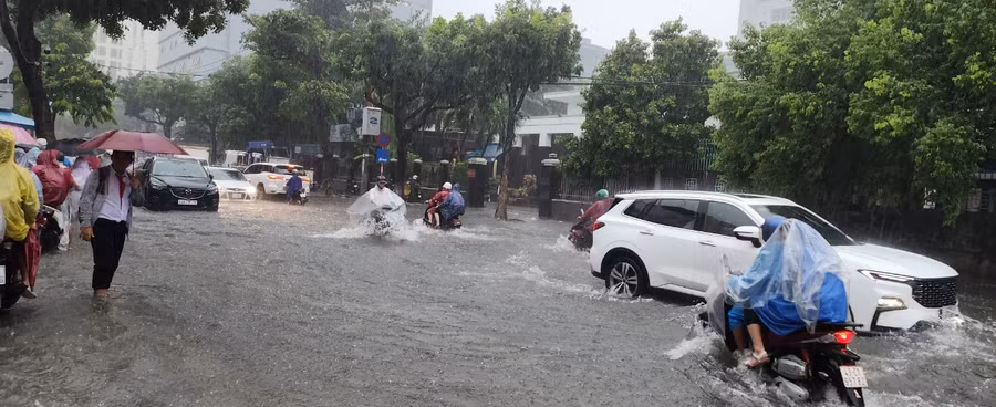 Đoạn đường trước Trường THCS Nguyễn Huệ ngập sâu. Đoạn đường trước Trường THCS Nguyễn Huệ ngập sâu.