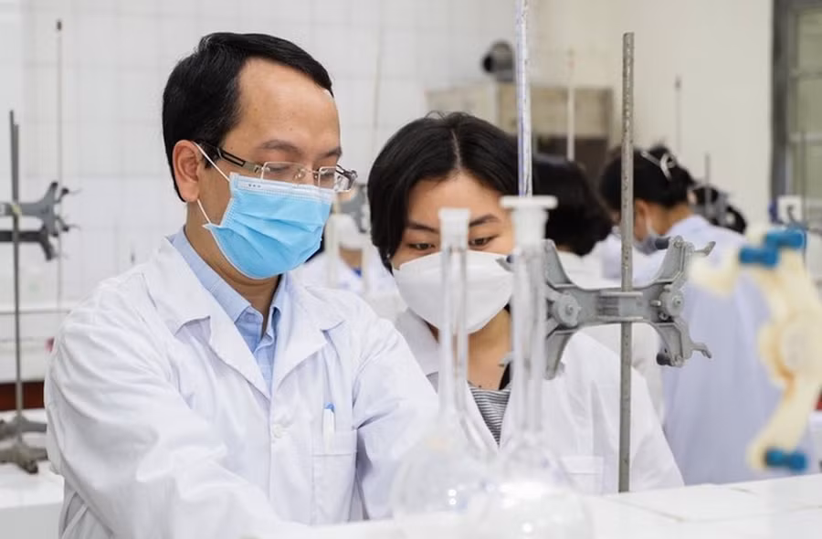 Sinh viên và giảng viên Trường ĐH Khoa học Tự nhiên (ĐH Quốc gia Hà Nội) trong giờ thực hành. Ảnh: NTCC Sinh viên và giảng viên Trường ĐH Khoa học Tự nhiên (ĐH Quốc gia Hà Nội) trong giờ thực hành. Ảnh: NTCC